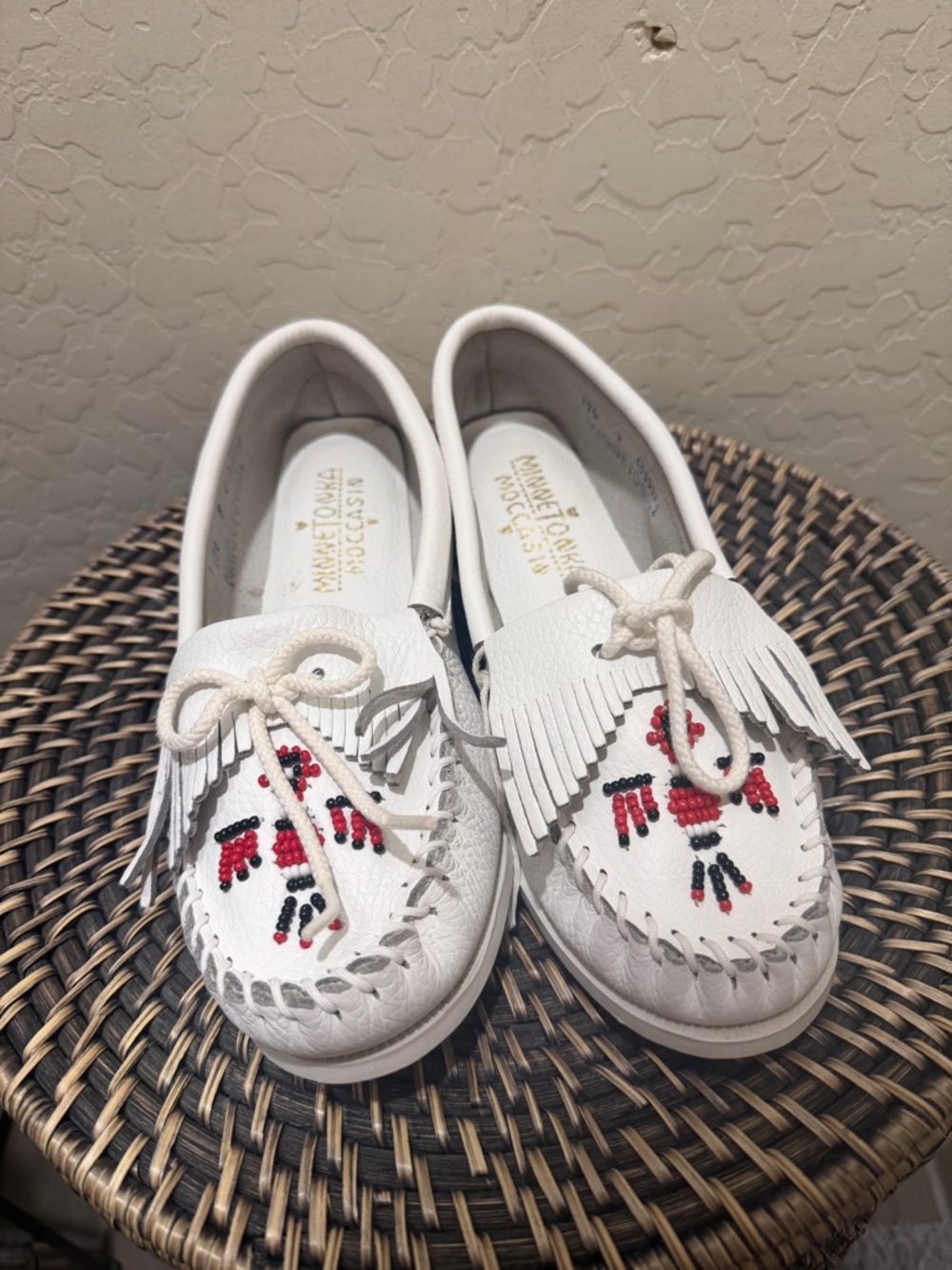 Minnetonka Minnetonka Women's Thunderbird Moccasins white smooth leather size 9